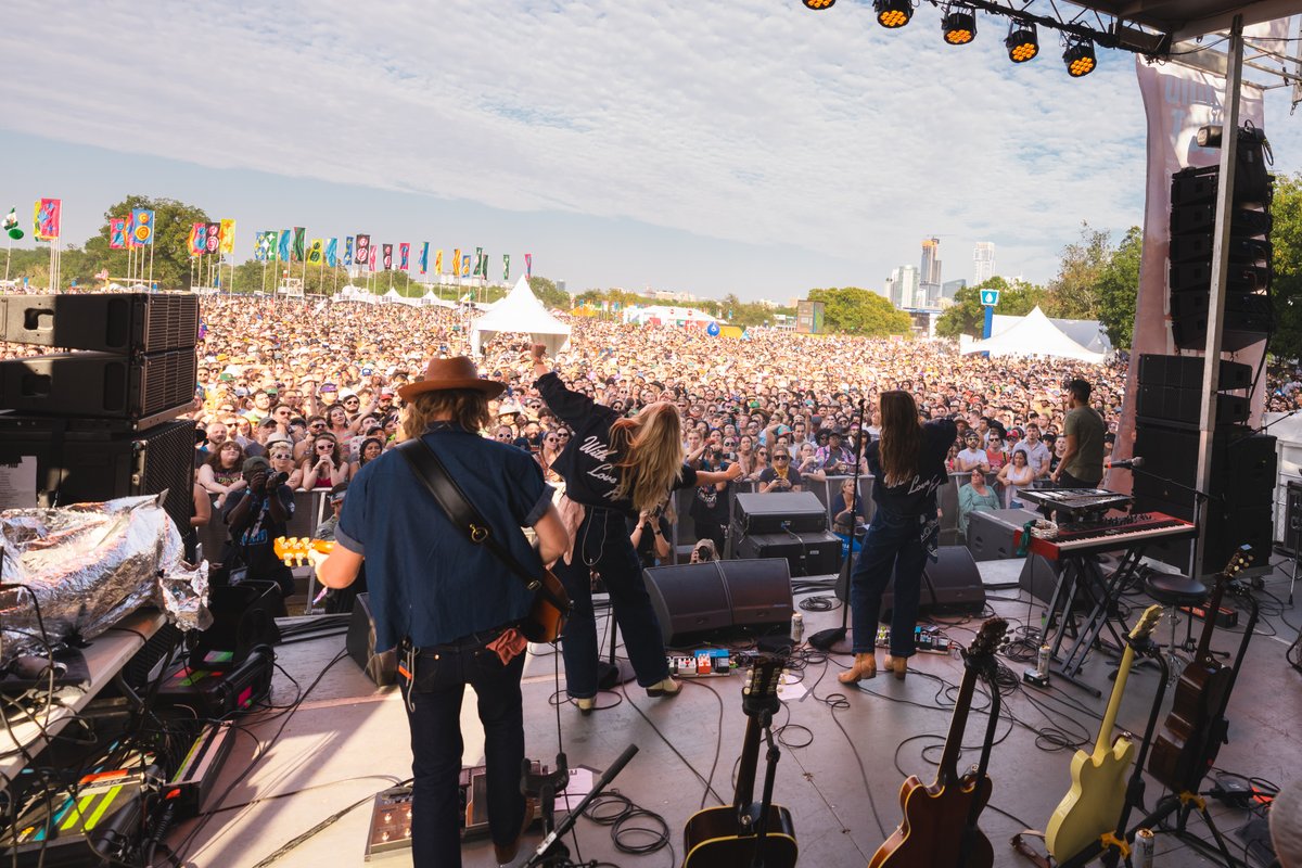 aclfestival's tweet photo. Sisters in the sun ☀️ @alyandaj https://t.co/ulFAJoj7Gl