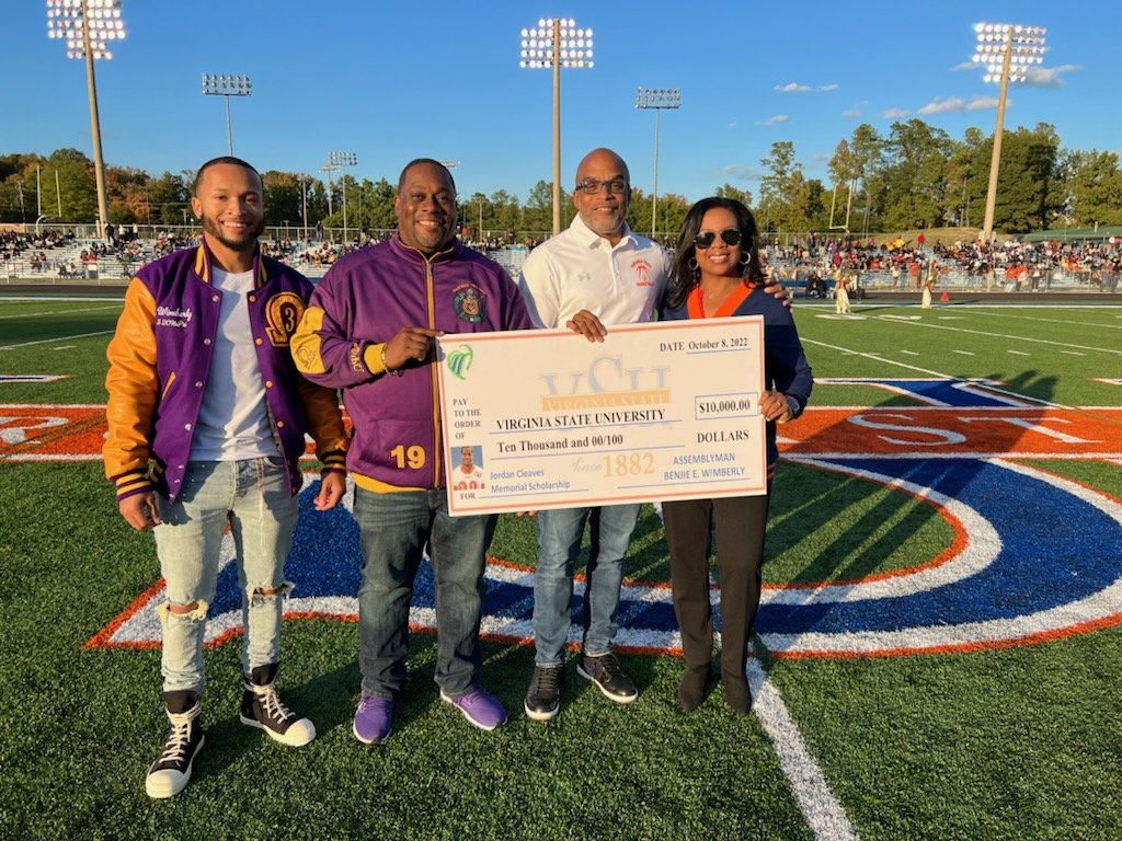 BenjieWimberly's tweet photo. So I missed Homecoming this year... but the Team represented by presenting a 10K check for the @VSU_1882 Jordan Cleaves Memorial Scholarship Fund. #JC21 #TeamHope #HailState #Trojanlove 💙🧡💙🧡 https://t.co/95thAS9tnW
