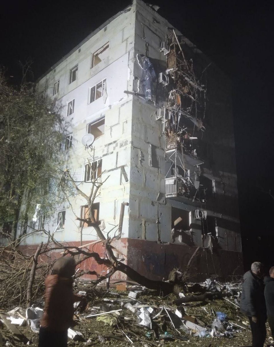 motionfern's tweet photo. 20 прильотів по Запоріжжю, чи більше. О 2 годині ночі, коли всі спали, в багатоповерхівки, де спали діти, батьки, хлопці і дівчата. Це цивільні об’єкти. Так сильно їм болить за Кримській міст? Кожен росіянин - тероріст🤬
#RussiaIsATerroristState #RussiaIsANaziState https://t.co/Pty9TWndAu