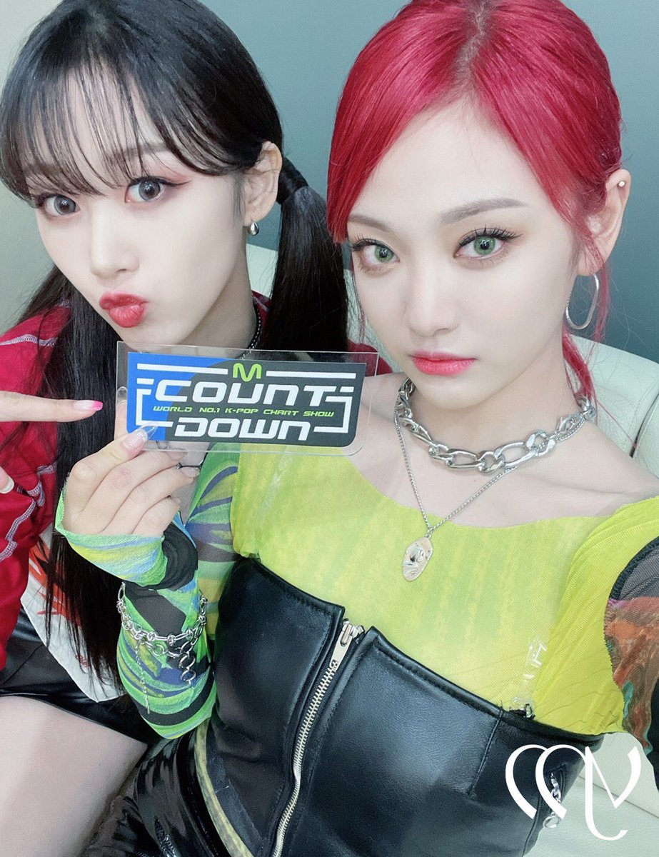aen4mo's tweet photo. Esta vez no me encuentro sola porque el yin y el yang se han unido por una noble causa y esa es: atacar a la manager ♡ ya que a Heizou y a mí nos dieron pura caca y claramente no soportamos. 🤬 Jálense al festival 𝑎nti—𝑆ukis! just kidding.

𝑎dēp𝑡us-𝑚eo𝑤 ◟♡ ˒ ⊹ #𝑥iao! https://t.co/HYRYY8uETm