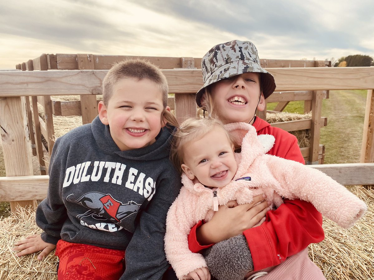 CoachRMcDonald's tweet photo. Really enjoyed some much needed family time at Simek’s Farm, north of Duluth. 

Living the good life with @KayKayJMcDonald 

#GanMan
#DekkerDiddy
#KinliCakes https://t.co/hVIGUPeuxc