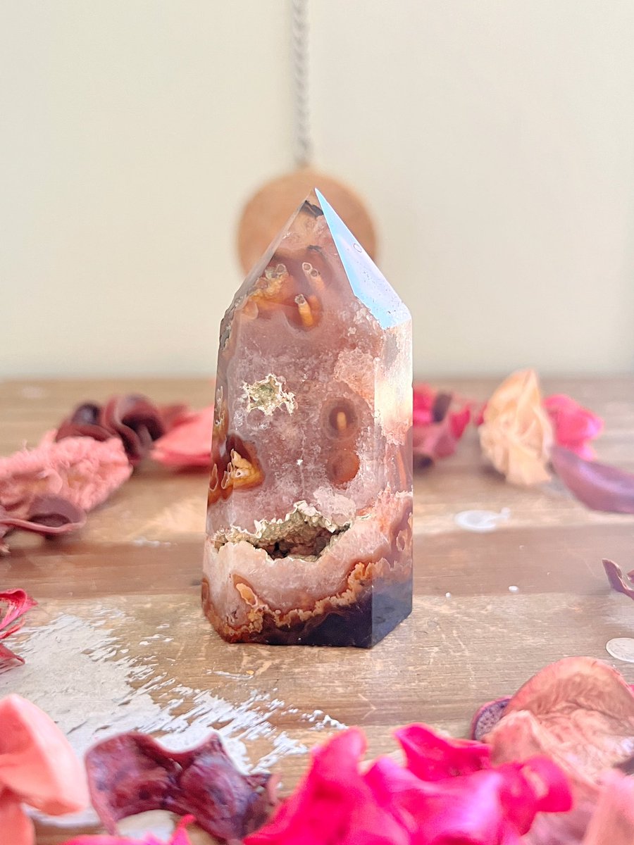 Annabtlouise's tweet photo. NEW CRYSTALS ARE NOW AVAILABLE IN MY SHOP!🤍✨ I just had tons of beautiful crystals just hit my shop and I would love to find some of them a home today🥺🤍✨ PICS ARE IN THE THREAD BELOW! https://t.co/YKjo4UcXHl comes with an info cutout + a gift &amp; same/next day shipping!🤍✨ https://t.co/94m2zBUYVA
