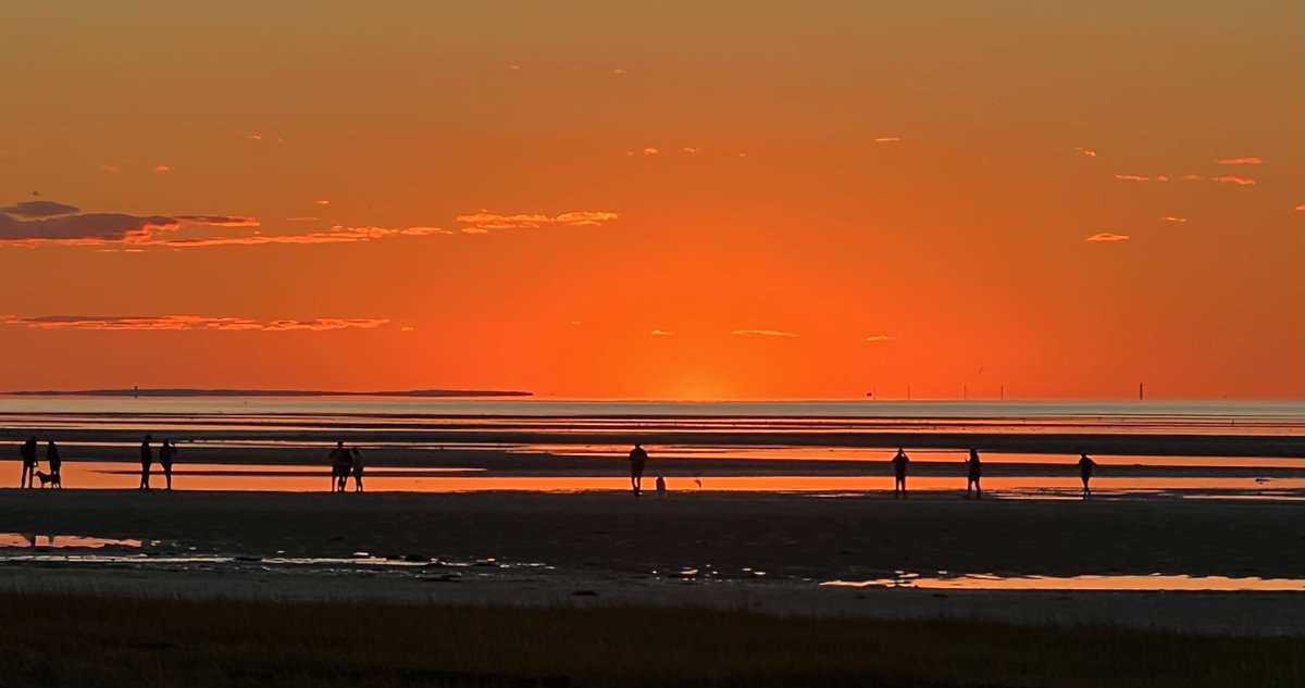 jmmh123's tweet image. The sun and the moon shining in their own time…#SaturdayVibes #CapeCodTime