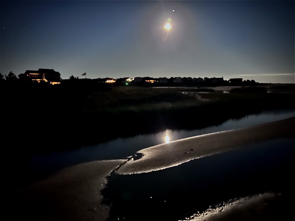 jmmh123's tweet image. The sun and the moon shining in their own time…#SaturdayVibes #CapeCodTime