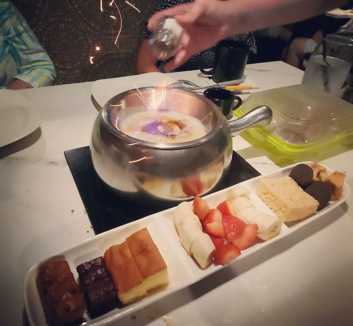 RadTalkinRex's tweet photo. Fondue at The Melting Pot! So much goodness to eat! Omnomnom! 

#themeltingpot #fondue #dinner #goodeats #nightout #dessert #delicious https://t.co/0AKMOYJxq0