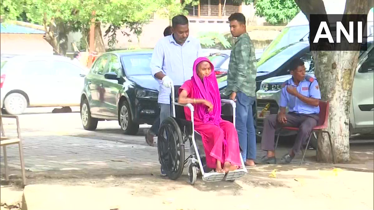 ANI's tweet photo. Odisha | Man in Cuttack helps cancer patients at AHPG Institute of Cancer, after losing 4 family members to the disease (8.10)

Saw many patients here &amp; decided to serve them. I come here every day, do their dressing, arrange meals; been doing this for 18-19yrs: Abhimanyu Das https://t.co/dogb64xo5q