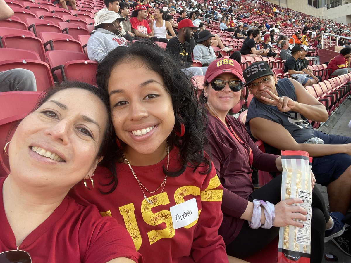 j_mera's tweet photo. Football game . USC family weekend.  #uscselfie https://t.co/itonLhAYzt