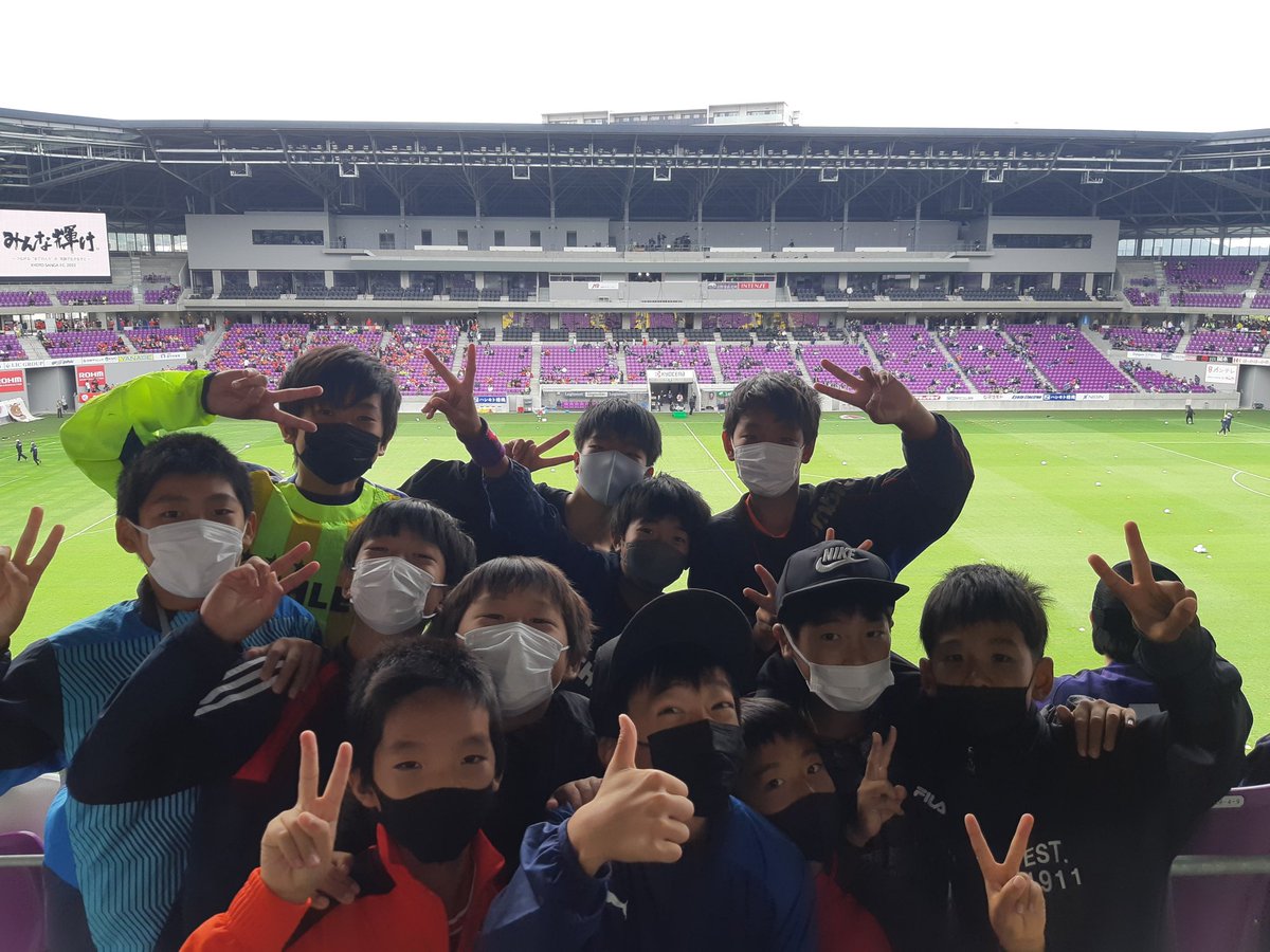 ASL24183774's tweet photo. 昨日は京都サンガvs名古屋グランパスの観戦。

白熱した試合内容でとても良い試合でした。サンガスタジアム、初めて行ったけど、選手との距離が近くてすごぐ良いスタジアム。あの場所を目指して、みんなが夢を持ってサッカーをしてほしい。

まあ行き帰りのトラブルだらけのバタバタは許してあげよう。 https://t.co/IaMCB3wU0V
