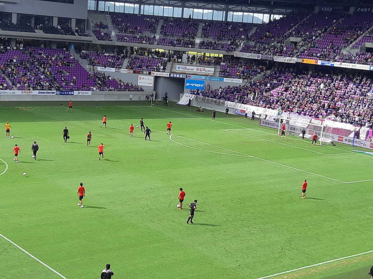ASL24183774's tweet photo. 昨日は京都サンガvs名古屋グランパスの観戦。

白熱した試合内容でとても良い試合でした。サンガスタジアム、初めて行ったけど、選手との距離が近くてすごぐ良いスタジアム。あの場所を目指して、みんなが夢を持ってサッカーをしてほしい。

まあ行き帰りのトラブルだらけのバタバタは許してあげよう。 https://t.co/IaMCB3wU0V
