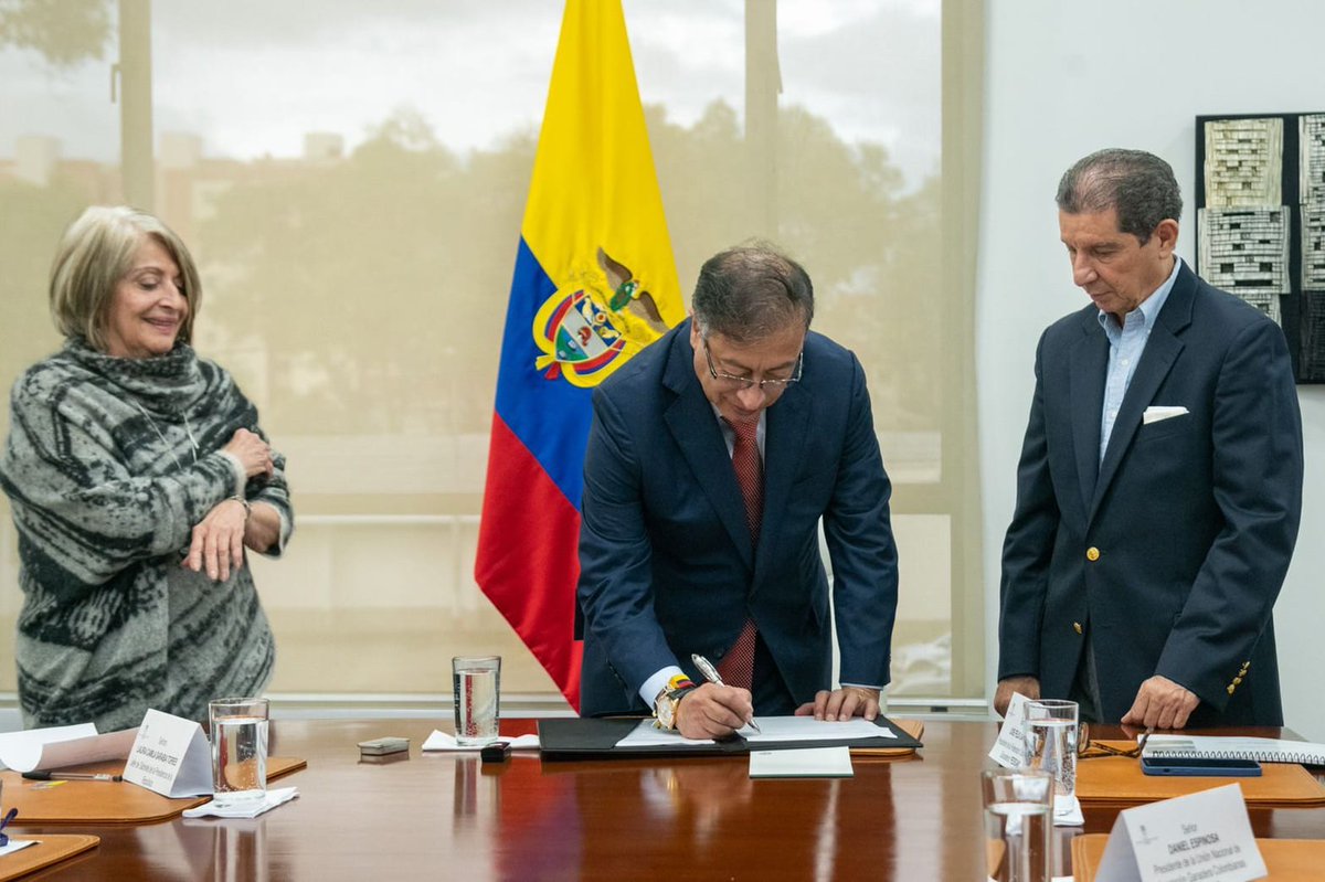 jflafaurie's tweet photo. Con el gobierno del presidente @petrogustavo hemos logrado puntos de acuerdo que nos permiten apoyar de manera decidida una reforma agraria que impulse el campo colombiano.

¡Los ganaderos hacemos historia!

#FedegánReformaAgraria 
#SolidaridadGanadera 
#OrgullosamenteGanaderos https://t.co/57vPFzBV77