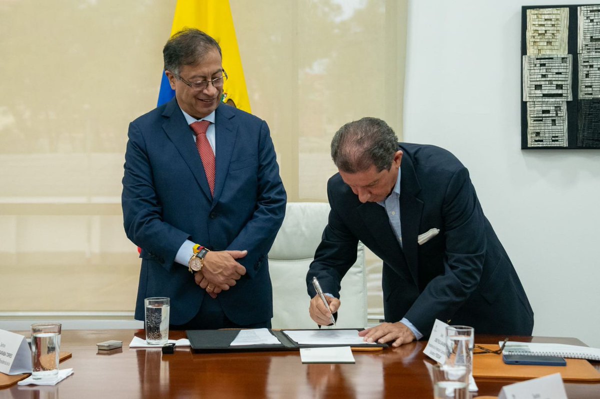 jflafaurie's tweet photo. Con el gobierno del presidente @petrogustavo hemos logrado puntos de acuerdo que nos permiten apoyar de manera decidida una reforma agraria que impulse el campo colombiano.

¡Los ganaderos hacemos historia!

#FedegánReformaAgraria 
#SolidaridadGanadera 
#OrgullosamenteGanaderos https://t.co/57vPFzBV77