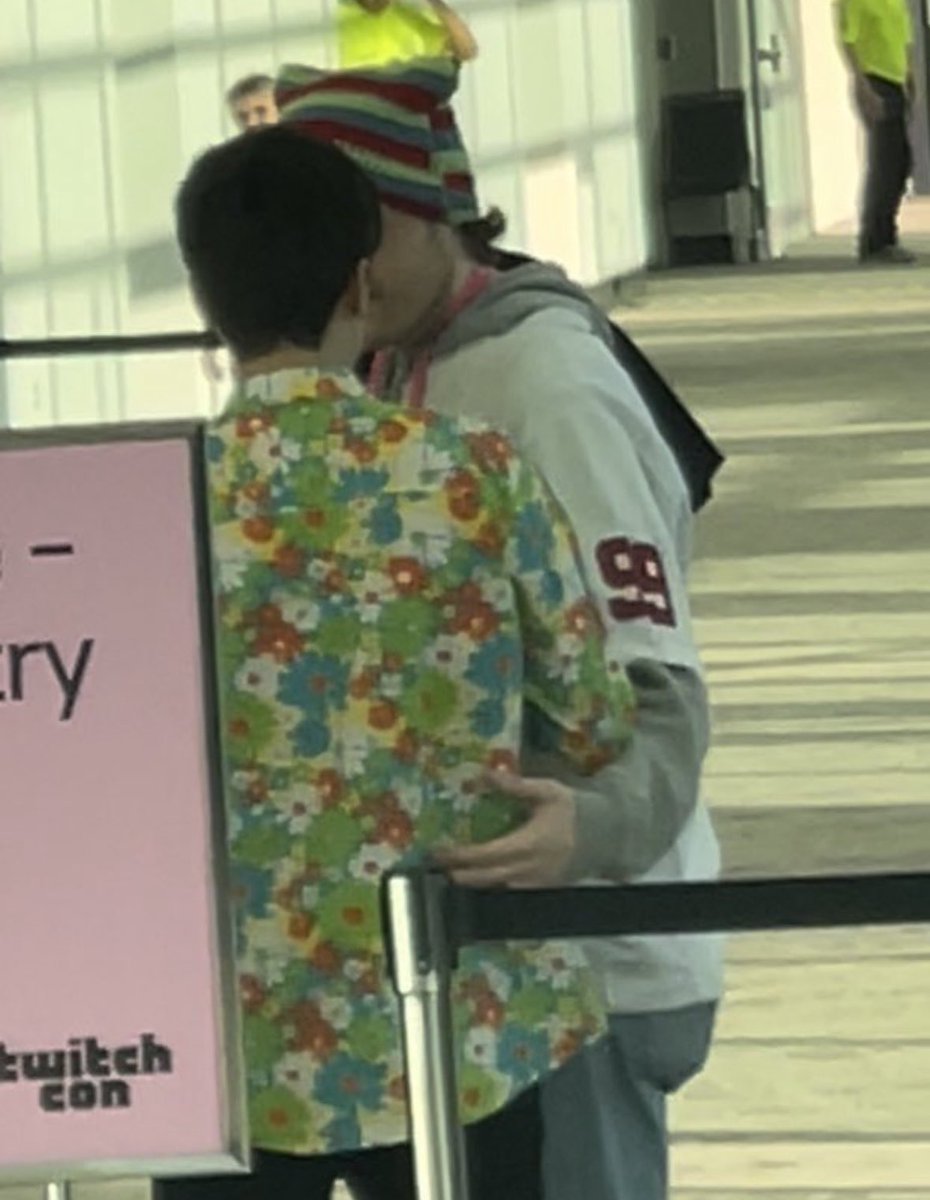username_xxxxx_'s tweet photo. i’m so happy dtqk all found love at twitchcon 🌈🌈 https://t.co/MkR6xlqBWh