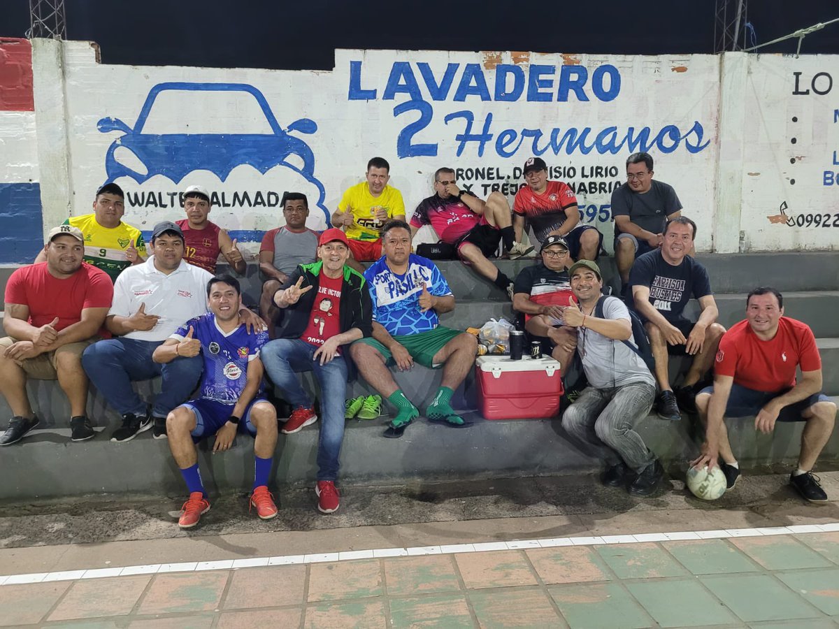 Cerrando la intensa jornada de hoy, nos reunimos con los amigos dirigentes de la Secc. 21 en el Barrio Sajonia. #JuntosVolveremos 
VíctorBogadoDiputado Lista 2 Opción 7 🚩🚩🚩