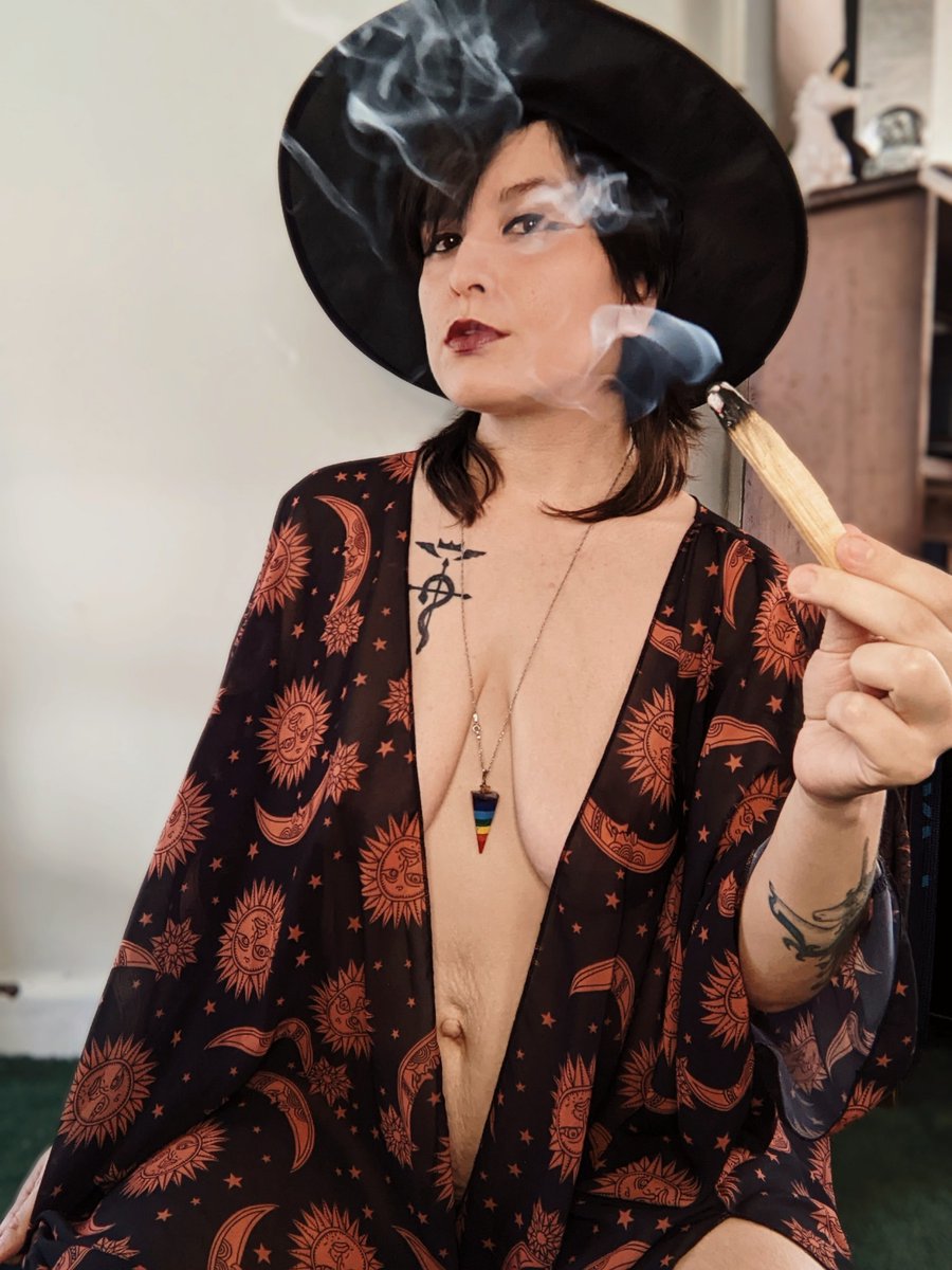 subpixie420's tweet photo. Meet me on the Equinox
Meet me half way
When the sun is perched at it's highest peek
In the middle of the day🍂 https://t.co/fSXQfqYsXy