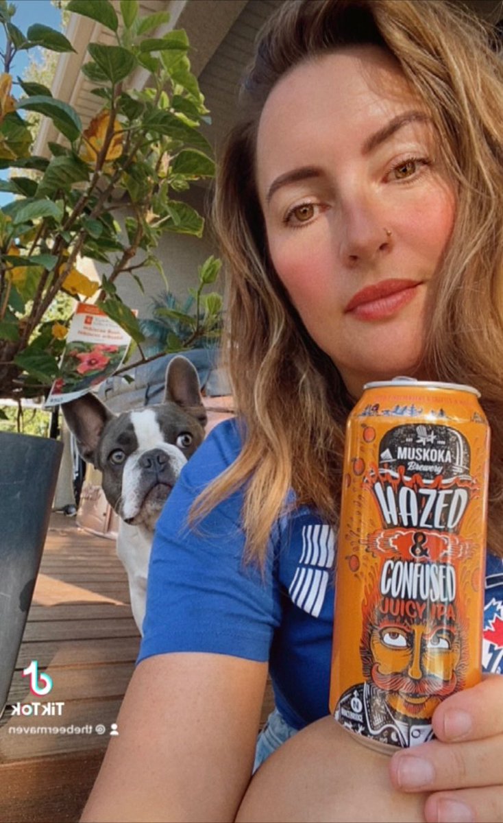 The CUTEST photobomb EVER. 😍

Also have you tried @MuskokaBrewery Hazed & Confused juicy IPA ? 

Winner of GOLD at the @worldbeerawards in 2019. 

It’s a #mavenschoice all day. 
#craftbeer #juicyipa #HereForBeer #canadianBeer #thebeermaven