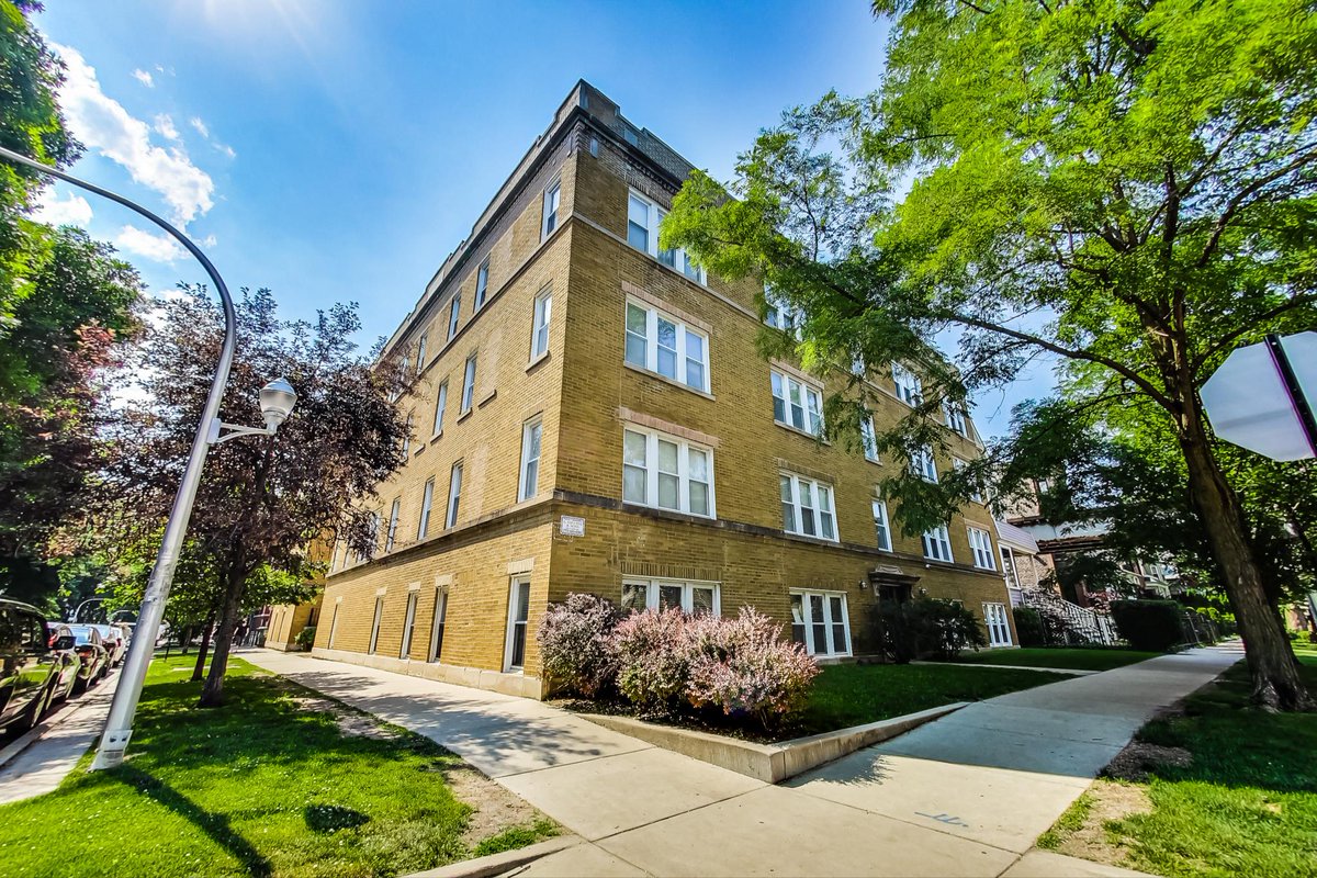 HomePartner's tweet image. SOUTHPORT CORRIDOR: 😍 SUN 11am-1pm 😍 NEW PRICE $250K - 2 Bedroom, 1 Bath. In-unit Laundry. Investor Friendly! DM for more information.  😍- mailchi.mp/chicagohomepar…