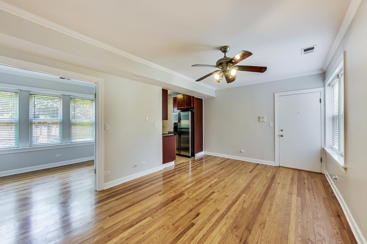 HomePartner's tweet image. SOUTHPORT CORRIDOR: 😍 SUN 11am-1pm 😍 NEW PRICE $250K - 2 Bedroom, 1 Bath. In-unit Laundry. Investor Friendly! DM for more information.  😍- mailchi.mp/chicagohomepar…