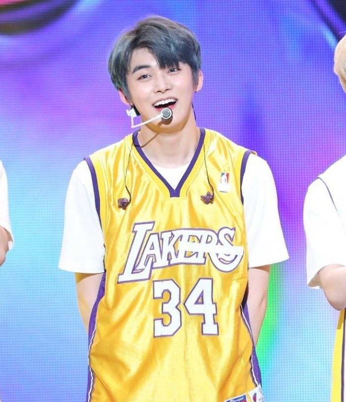 indreamlandwith's tweet photo. #YEONJUN being a member of the LAKERS 🏀💛

2019                                               2022 https://t.co/YlM7GlfqpE