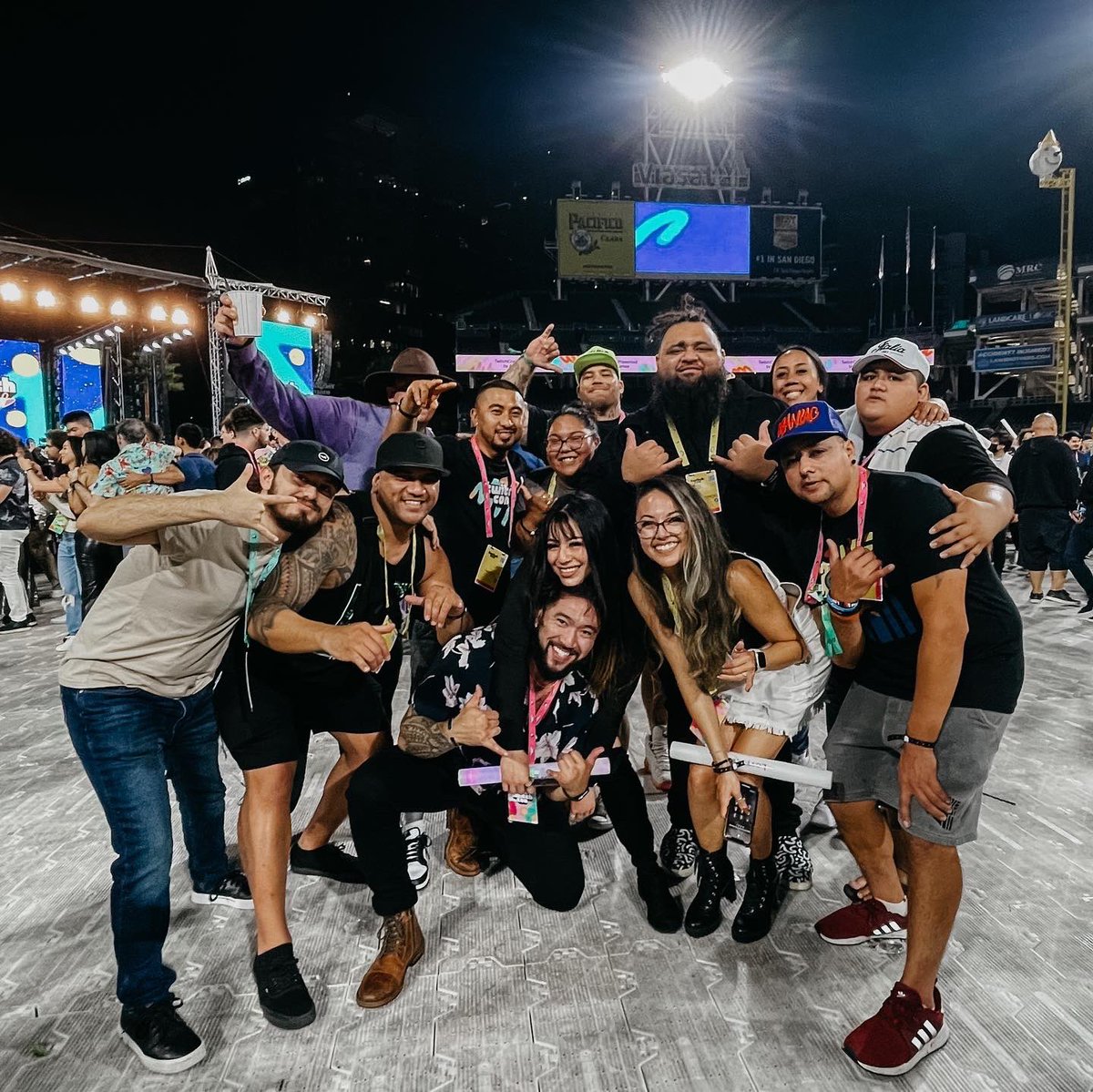 antonioagosto's tweet photo. 10.08 // unforgettable ending to @twitchcon with some amazing friends ⚡️❤️🫶🏽 #thebasecampclan #twitchcon2022 https://t.co/6mpgpWmcQb