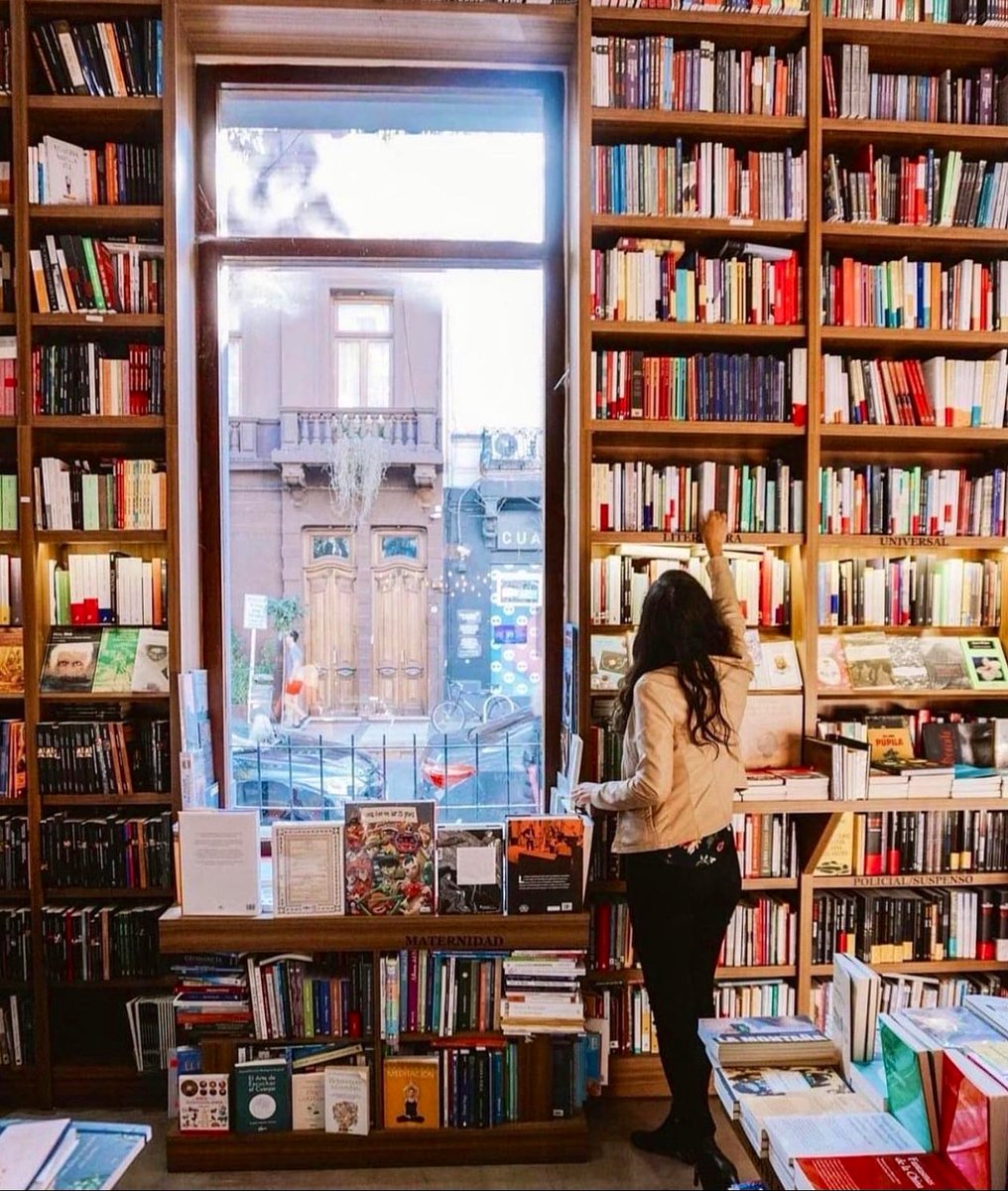 «La compra de más libros de los que uno puede leer es nada menos que el alma buscando el infinito...»

#AlfredEdwardNewton ✍️