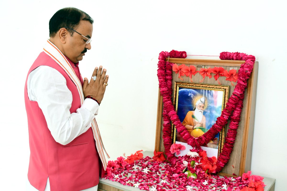 kpmaurya1's tweet photo. आज लखनऊ आवास में महाकवि महर्षि वाल्मीकि जी की जयंती के अवसर पर उनकी प्रतिमा पर माल्यार्पण कर उन्हें नमन किया। https://t.co/tNxhPiEf40