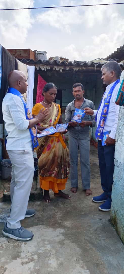 Bsp4Mbnr's tweet photo. ఈరోజు మునుగోడు నియోజకవర్గం నాంపల్లి,మండలం,కేతేపల్లి గ్రామంలో ఇంటింటికి ఏనుగు గుర్తు ప్రచారంలో భాగంగా మహబూబ్ నగర్ జిల్లా #BSPOctober నాయకులు.
#Vote_4_BSP 🐘🐘🐘🐘
@BSPTelangaana @RSPraveenSwaero @UshaDasari3 @arshad_bsp @Pawanswaero1 @PillutlaBSP @PrashantSwaero @pasupulaRamakr2 https://t.co/bXdGYQDoCt