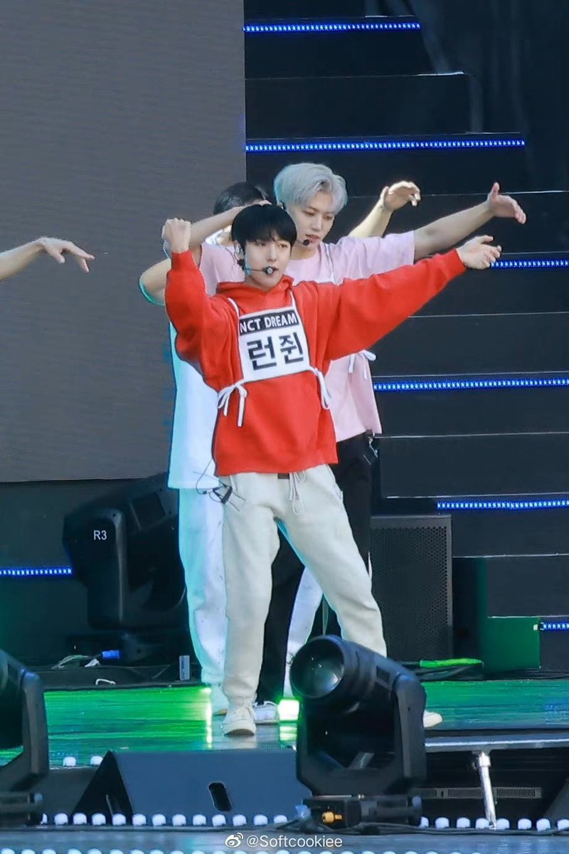 ลองนึกภาพถ้า back hug แล้วเขินชิบหายว่ะ