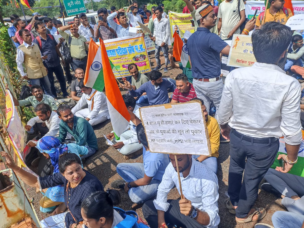 Neerajkundan's tweet photo. मध्यप्रदेश में शिवराज सरकार की तानाशाही का आलम यह है कि सरकारी भर्ती की माँग को लेकर छात्रो ने इंदौर से भोपाल तक के लिए भर्ती सत्याग्रह पैदल मार्च निकाला जिसके भोपाल पहुँचते ही छात्रो को जबरन गिरफ्तार कर लिया गया।
#मध्यप्रदेश_भर्ती_सत्याग्रह https://t.co/tLC4VMIBwm