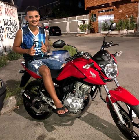 Ttda_poly17's tweet photo. EU TENHO CERTEZA QUE DEUS ESTAVA ESPERANDO ESSE ENCONTRO, APESAR DE SEUS PAIS, IRMÃOS, AMIGOS E COLEGAS ESTÁ COM O CORAÇÃO DOENDO E FERIADO MAS POR UM LADO AÍ EM CIMA VOCÊ VAI SER MAS FELIZ COM DEUS, E VOCÊ ESTARÁ VIGIANDO A QUEM VOCÊ AMA #LCVIVE 😢😭😭😭😭😭😭 https://t.co/mIrSYaSYhi