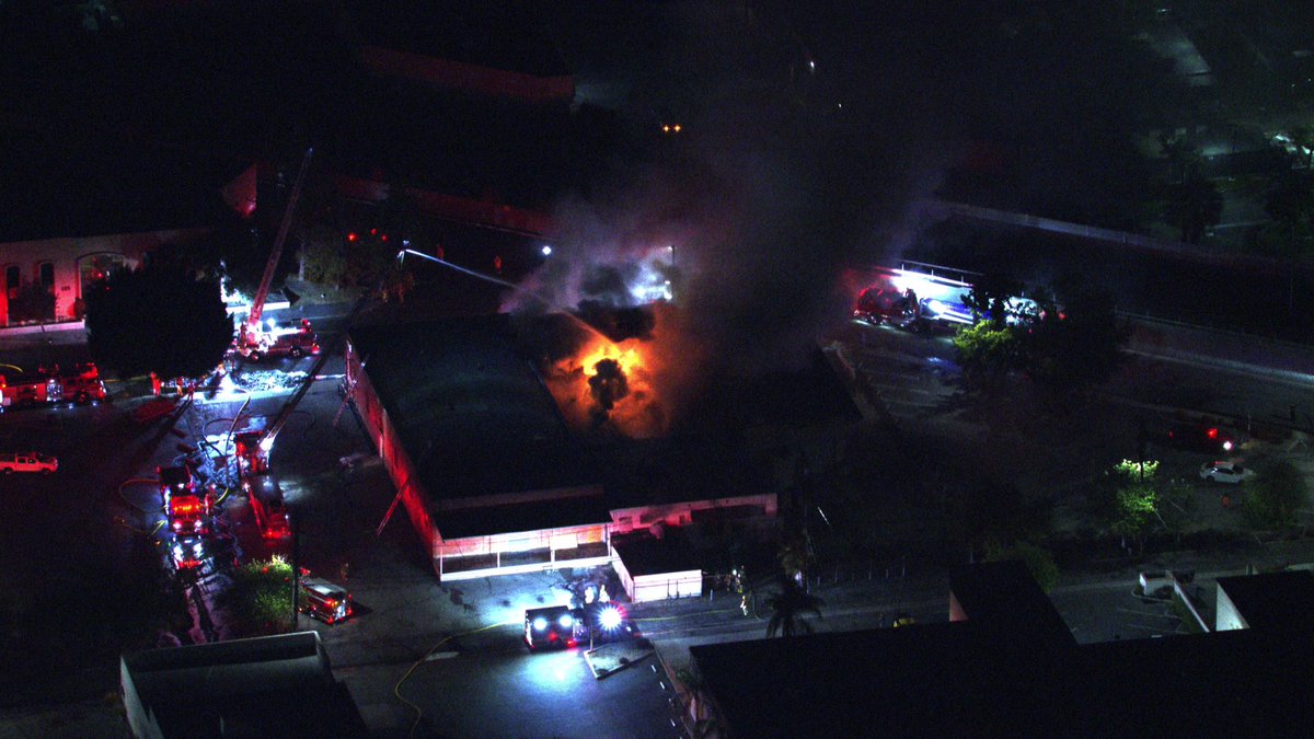 justinobrien's tweet photo. @LAFireAlerts #SKYFOX view of the 2nd alarm commercial building fire. First sAve and Santa Clara St. #WheelerFire @PasadenaFD @ArcadiaFireDept https://t.co/yzEAvhvNwR