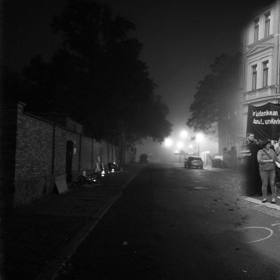 nsuwatch's tweet photo. Wir gedenken heute Jana L. und Kevin S., die vor drei Jahren, am 9. Oktober 2019, beim antisemitischen, rassistischen und misogynen Anschlag von #Halle und #Wiedersdorf ermordet wurden. Viele weitere Menschen wurden verletzt und traumatisiert. #KeinVergessen #RechtenTerrorStoppen https://t.co/8QU3cYObj3