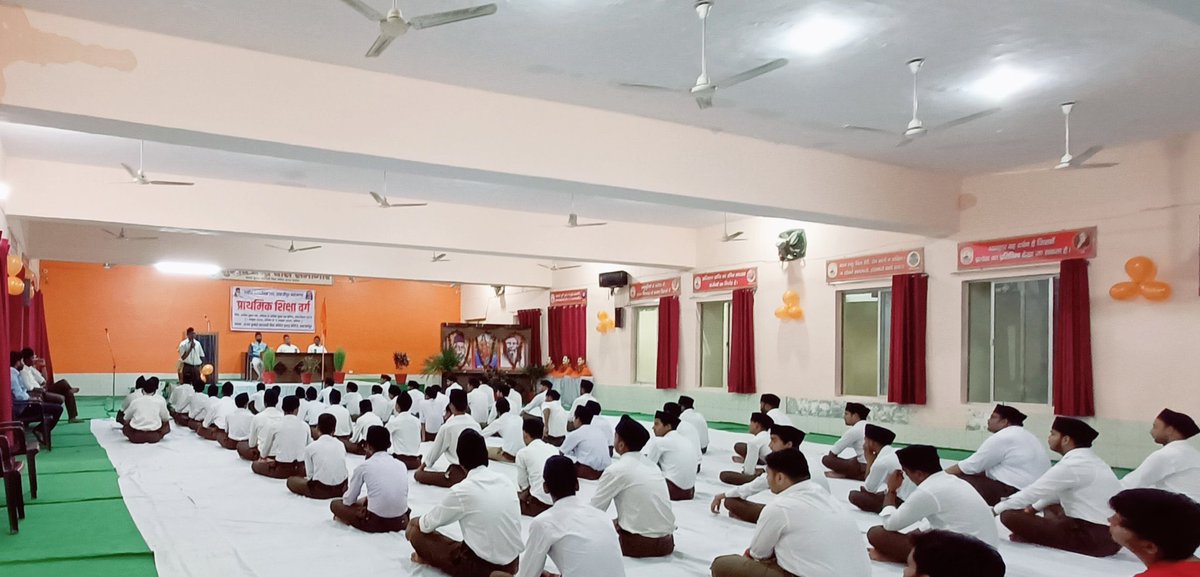 friendsofrss's tweet photo. Concluding ceremony of Sangh Shiksha Varg Prathamik Varg at Shahjahanpur, Uttar Pradesh. https://t.co/V2AyP5CLiY