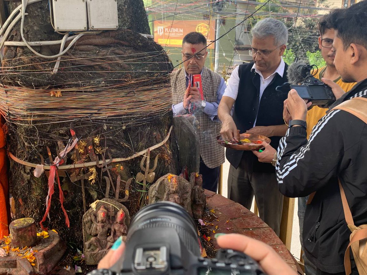 RabindraMishra's tweet photo. आज उम्मेदवारी दर्ता गर्नुअघि काठमाडौं क्षेत्र नं १ को प्रशिद्ध शक्तिपीठ, कालिकास्थान मन्दिरमा पूजा गर्दै आशिर्वाद लिइयो। अब १.३० बजे मनोनयन केन्द्र, वीरेन्द्र अन्तर्राष्ट्रिय सम्मेलन केन्द्र, नयाँ वानेश्वरमा उपस्थित हुनेछौं। #VoteForHalo https://t.co/Dh9KvZ6zS6