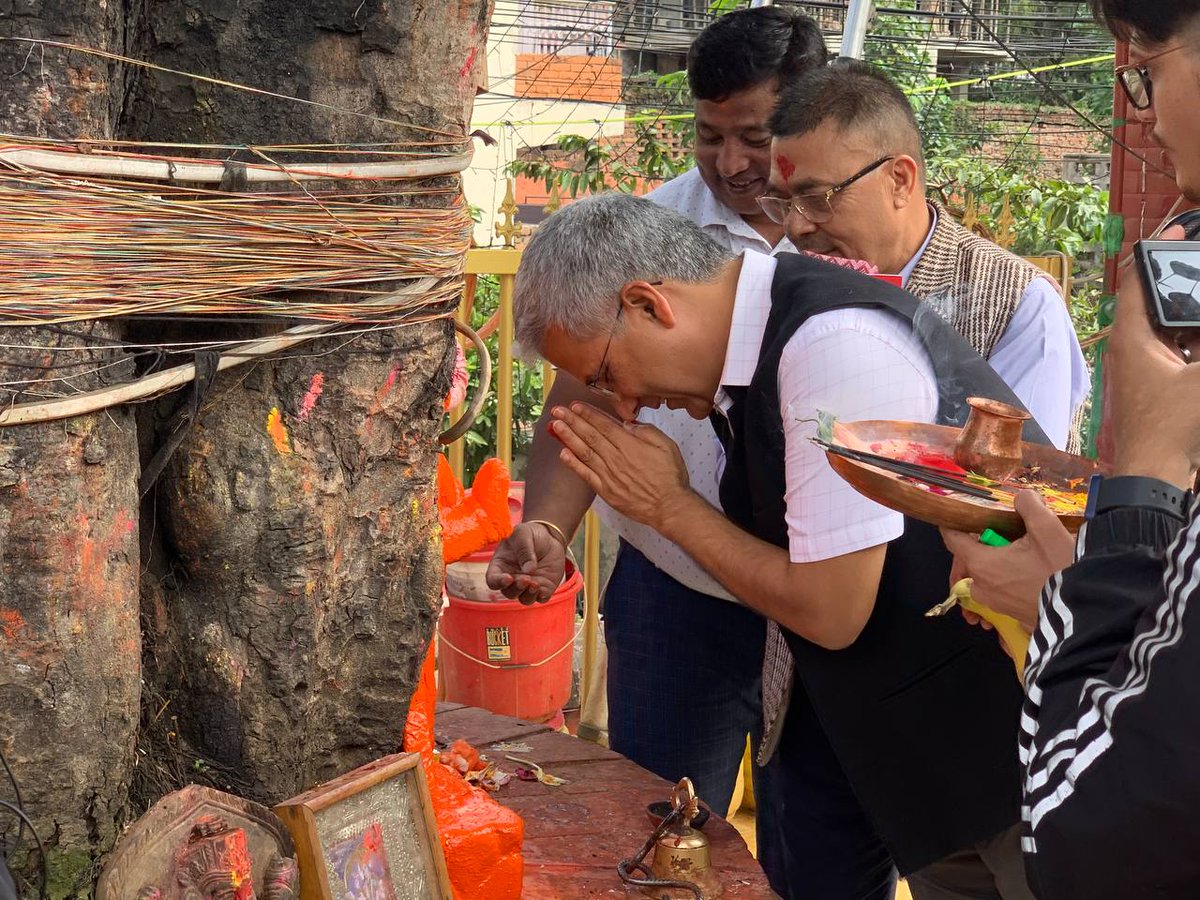 RabindraMishra's tweet photo. आज उम्मेदवारी दर्ता गर्नुअघि काठमाडौं क्षेत्र नं १ को प्रशिद्ध शक्तिपीठ, कालिकास्थान मन्दिरमा पूजा गर्दै आशिर्वाद लिइयो। अब १.३० बजे मनोनयन केन्द्र, वीरेन्द्र अन्तर्राष्ट्रिय सम्मेलन केन्द्र, नयाँ वानेश्वरमा उपस्थित हुनेछौं। #VoteForHalo https://t.co/Dh9KvZ6zS6
