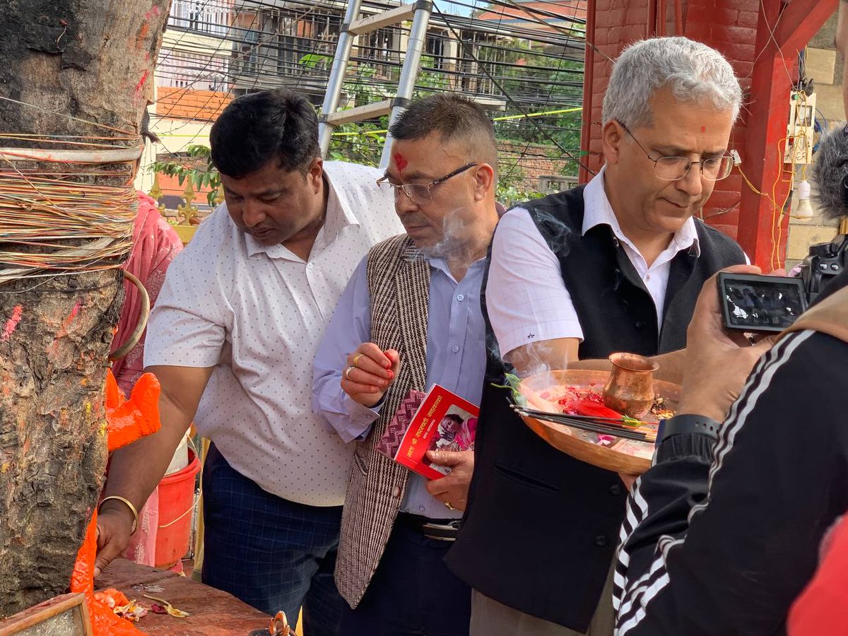 RabindraMishra's tweet photo. आज उम्मेदवारी दर्ता गर्नुअघि काठमाडौं क्षेत्र नं १ को प्रशिद्ध शक्तिपीठ, कालिकास्थान मन्दिरमा पूजा गर्दै आशिर्वाद लिइयो। अब १.३० बजे मनोनयन केन्द्र, वीरेन्द्र अन्तर्राष्ट्रिय सम्मेलन केन्द्र, नयाँ वानेश्वरमा उपस्थित हुनेछौं। #VoteForHalo https://t.co/Dh9KvZ6zS6