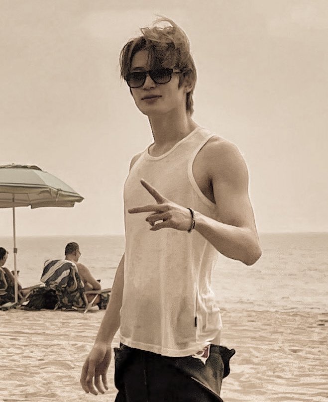 แค่คิดว่าซักวันจะมีคนมาอวดรูปเค้าว่าเนี้ยคือพ่อเค้าสมัยหนุ่มๆนี่ก็ยิ้มเป็นบ้าละ หล่อชิบบบ