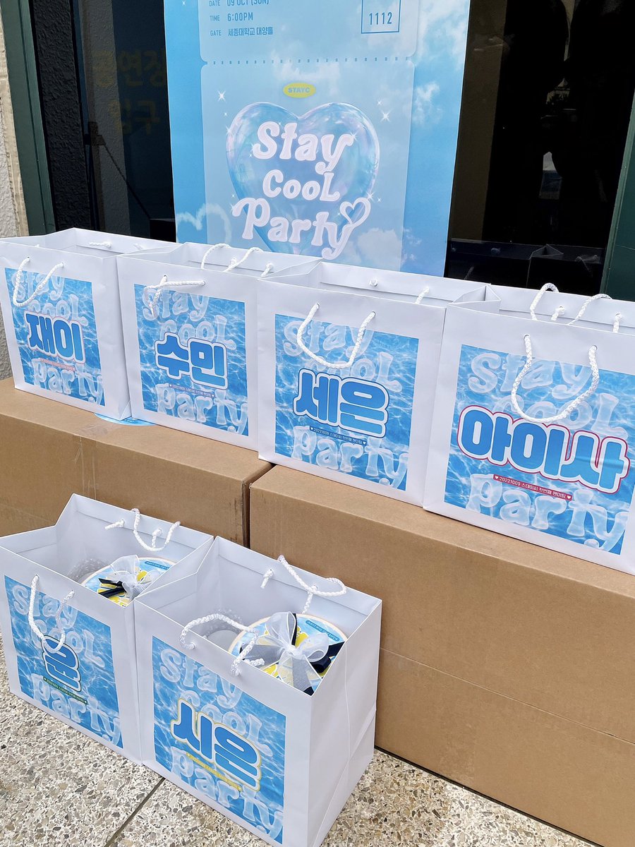 withstay_c's tweet photo. ✧˖° 𝟮𝟮𝟭𝟬𝟬𝟵 𝑺𝑻𝑨𝒀 𝑪𝑶𝑶𝑳 𝑷𝑨𝑹𝑻𝒀 *˖✧

-

스테이씨의 첫 팬미팅을 응원하기 위해 도시락 서포트를 준비했습니다. 맛있게 먹고 스테이 쿨 파티~ 🌊

#스테이씨 https://t.co/MrqfWsVroe