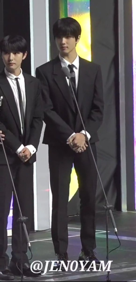 Jisung! tinggi banget.....kayaknya nambah tinggi ga sih si jisung?