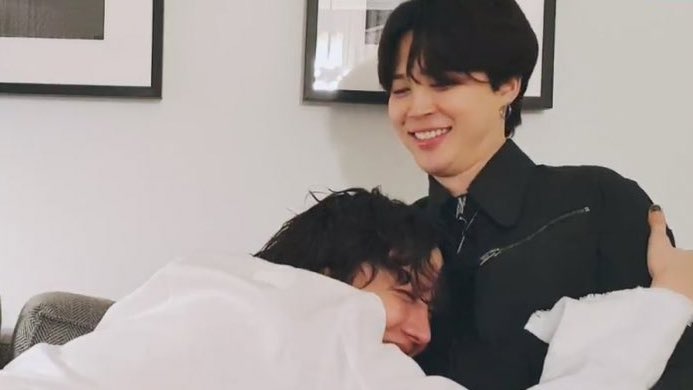 ammisays's tweet photo. “i was really in a dark room and you became my light” will always be one of the sweetest jihope quotes in my book https://t.co/JFFTnAq15M
