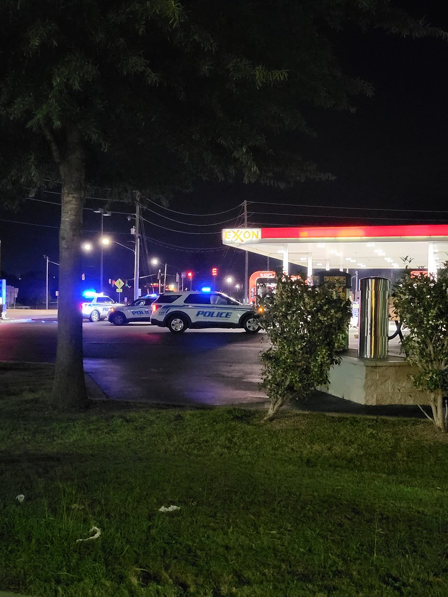 fallonzoey's tweet photo. @TonyaWPDE what is going on at the Exxon across from Magnolia Mall? https://t.co/i08Ui57kQ4