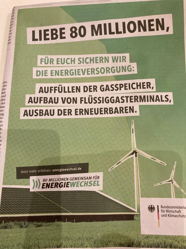 JuliaKloeckner's tweet photo. Dass das grüne #BMWK diese steuergeldfinanzierte Werbeanzeige im Sprech und in der Anmutung grüner Wahlplakate am Wahlwochenende #NDS schaltet, ist sicher nur ein „unglücklicher Zufall“. https://t.co/dp5Cen3lYF