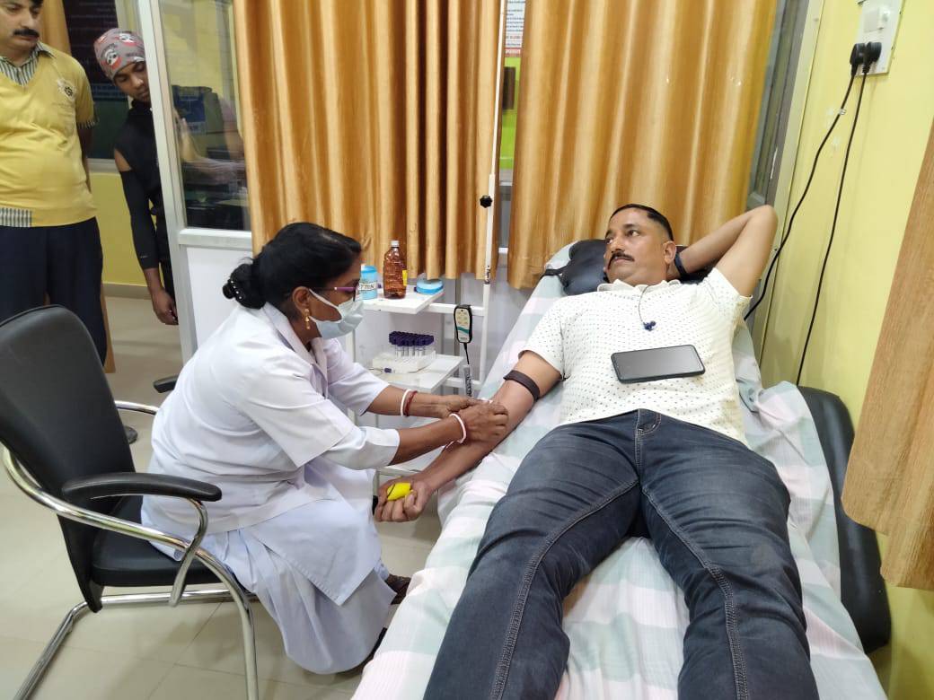 KingJongUnIND's tweet photo. Border security Force Jawan donating blood to needy.
This great contribution of #BSF saved precious life of a boy.
Thank you Brwvehearts for being so caring to countryman🙏
#Chhattisgarh #ArmedForced #sundayvibes https://t.co/s3TxKAXQF5