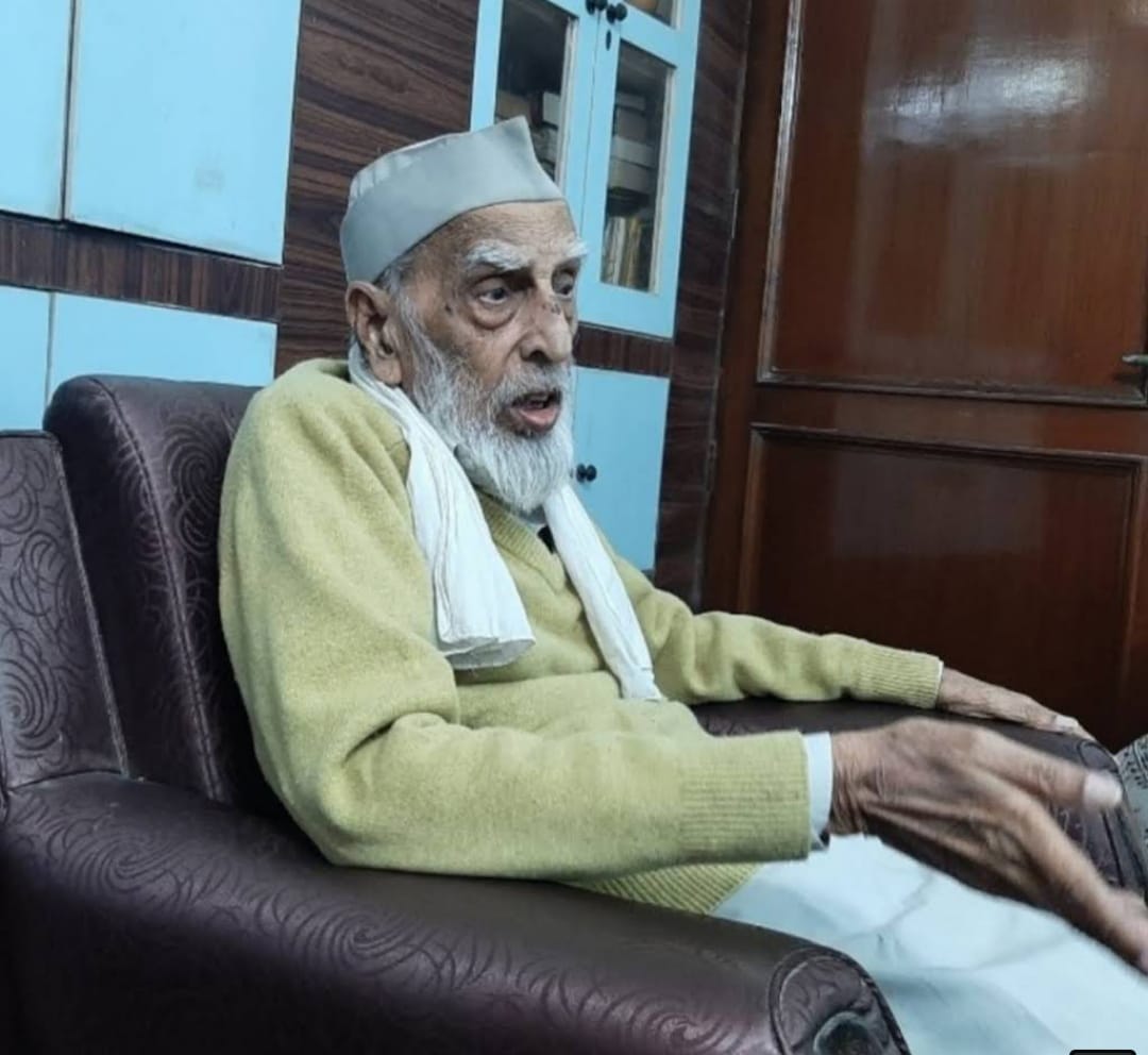 Delhi-based well-known scribe, author Rizwanullah Faruqi died on Saturday morning. A resident of Okhla's Abul Fazal Enclave even in his old age was engrossed in writing. It was just last month when his new book had hit the shelves.
He was laid to rest in Shaheen Bagh graveyard.