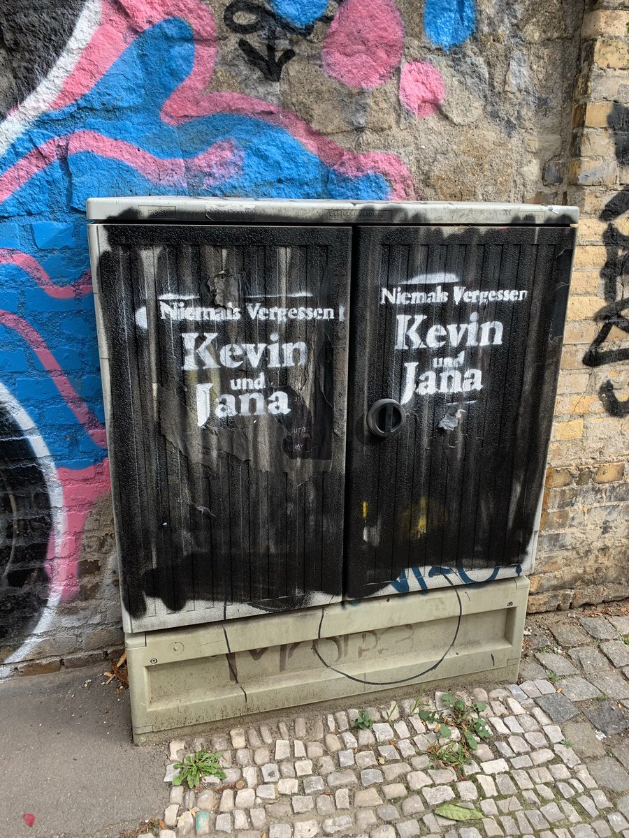 RubenGerczi's tweet photo. Der 9. Oktober 2019 - Der rechtsterroristische Anschlag von #Halle.

Wir gedenken den ermordeten Jana L. und Kevin S.

Wir stehen an der Seite der Überlebenden. Ob in der Synagoge oder im bzw. vor dem Kiez-Döner.

Bis heute kämpfen einige Opfer des Anschlags um Anerkennung. https://t.co/IphO6tBUgF