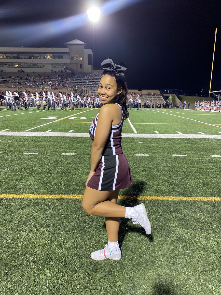 manii_05_'s tweet photo. Plano west vs. Lewisville Football game #LewisvilleHighSchool #cheer https://t.co/Ys8WsXgyMi