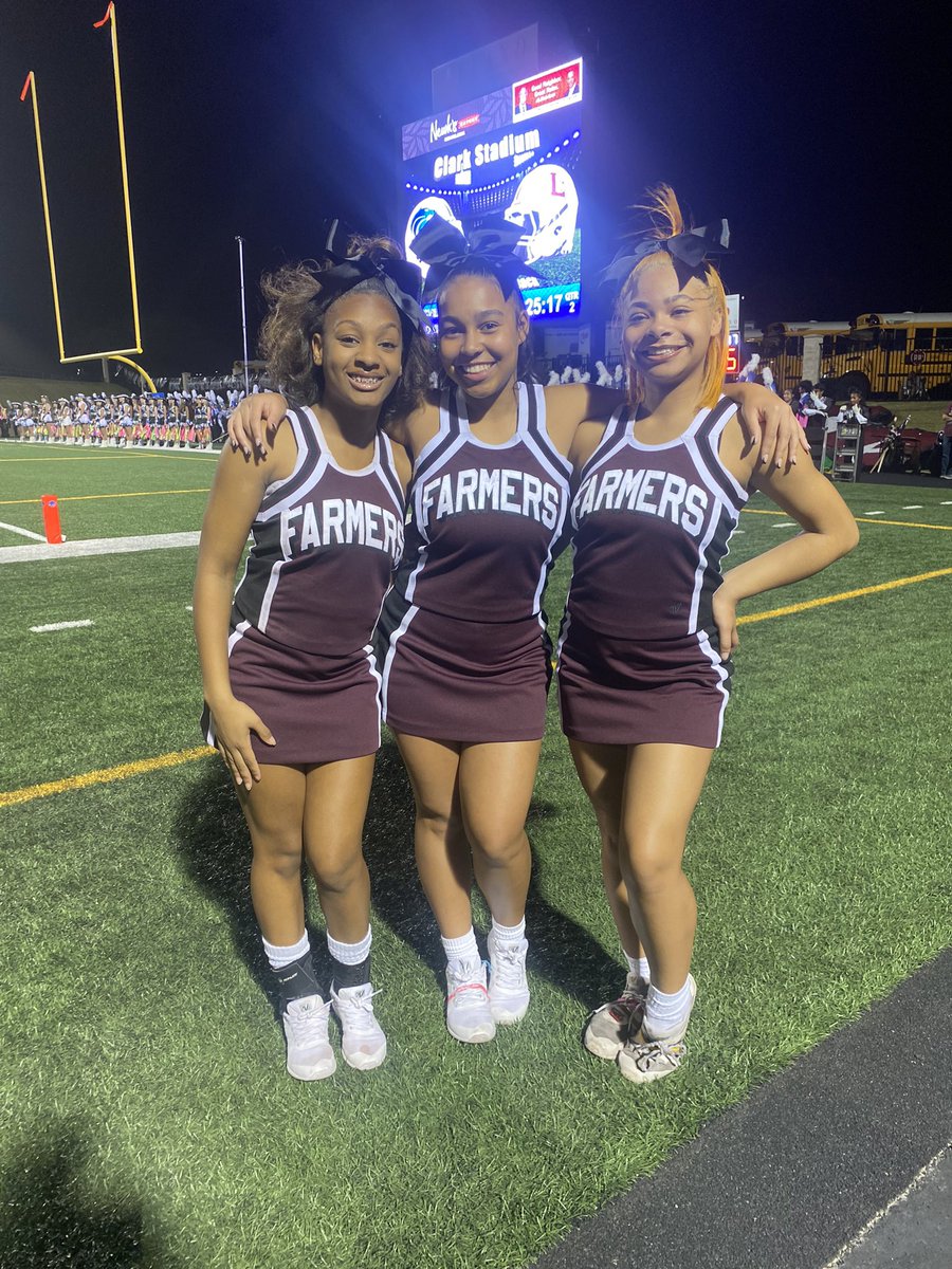manii_05_'s tweet photo. Plano west vs. Lewisville Football game #LewisvilleHighSchool #cheer https://t.co/Ys8WsXgyMi