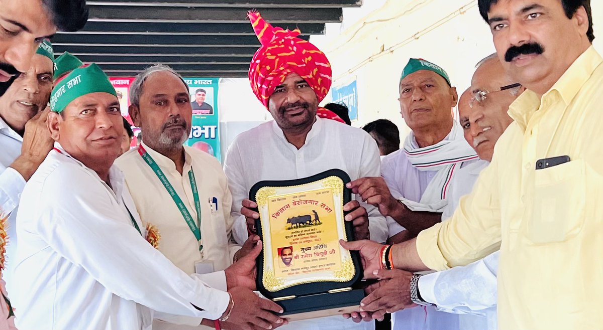 rameshbidhuri's tweet photo. ग्रेटर नॉएडा उ०प्र में किसान बेरोज़गार सभा के आयोजित वार्षिक महोत्सव में अभिनंदन स्वीकार कर सम्बोधन मे मा०मोदी जी द्वारा युवाओं को स्वरोजगार हेतु जन शिक्षण संस्थान,कौशल विकास से ट्रेनिंगStartUp,StandUp,मुद्रा योजना लोन से लाभान्वित हुए लाखों युवाओं की विस्तार से जानकारी देते हुए। https://t.co/8tMnl4aced