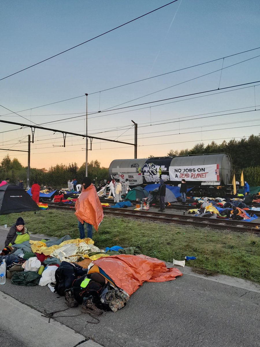 coderoodrouge's tweet photo. GOODMORNING! Our activists are still blocking crucial infrastructures of TotalEnergies and are slowly waking up after a cold night. 

Want to support them? Come to the manifestation at 2:30pm at Ecaussines! https://t.co/iUIqlxMutv

#CodeRougeRood https://t.co/yY6b5B2WoJ