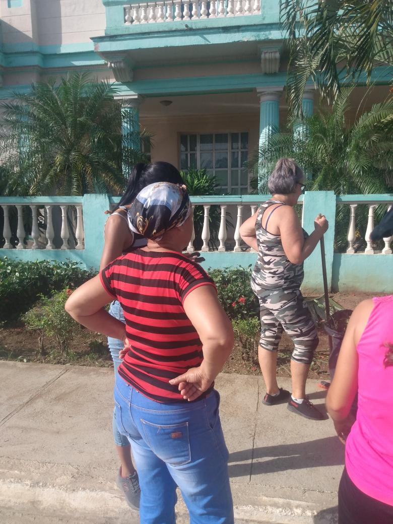 LimonteLisandra's tweet photo. Merecido reconocimiento a los trabajadores del policlínico docente Raúl Ortiz Ávila por su participación en esta jornada de trabajo voluntario. Quienes #SinPerderUnDia  con #LatirAvileño dicen presente!!! @lazaroz1981 @Avilena2014 @PitaDra @MirandaBorroto @edismelmontesi1 https://t.co/OTF8WmbEoC