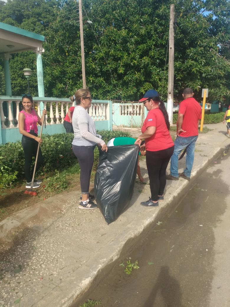 LimonteLisandra's tweet photo. Merecido reconocimiento a los trabajadores del policlínico docente Raúl Ortiz Ávila por su participación en esta jornada de trabajo voluntario. Quienes #SinPerderUnDia  con #LatirAvileño dicen presente!!! @lazaroz1981 @Avilena2014 @PitaDra @MirandaBorroto @edismelmontesi1 https://t.co/OTF8WmbEoC